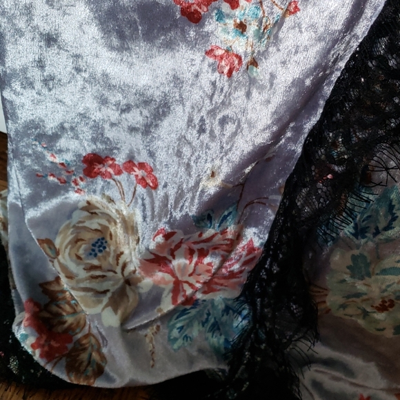 Lace and Velvet Wrap dress - Picture 7 of 8